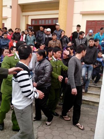 Nhóm côn đồ to gan bắt giữ cả cảnh sát hình sự